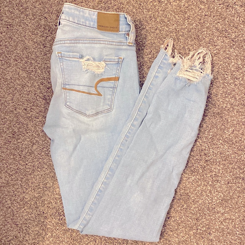 NWOT never worn distressed jeans